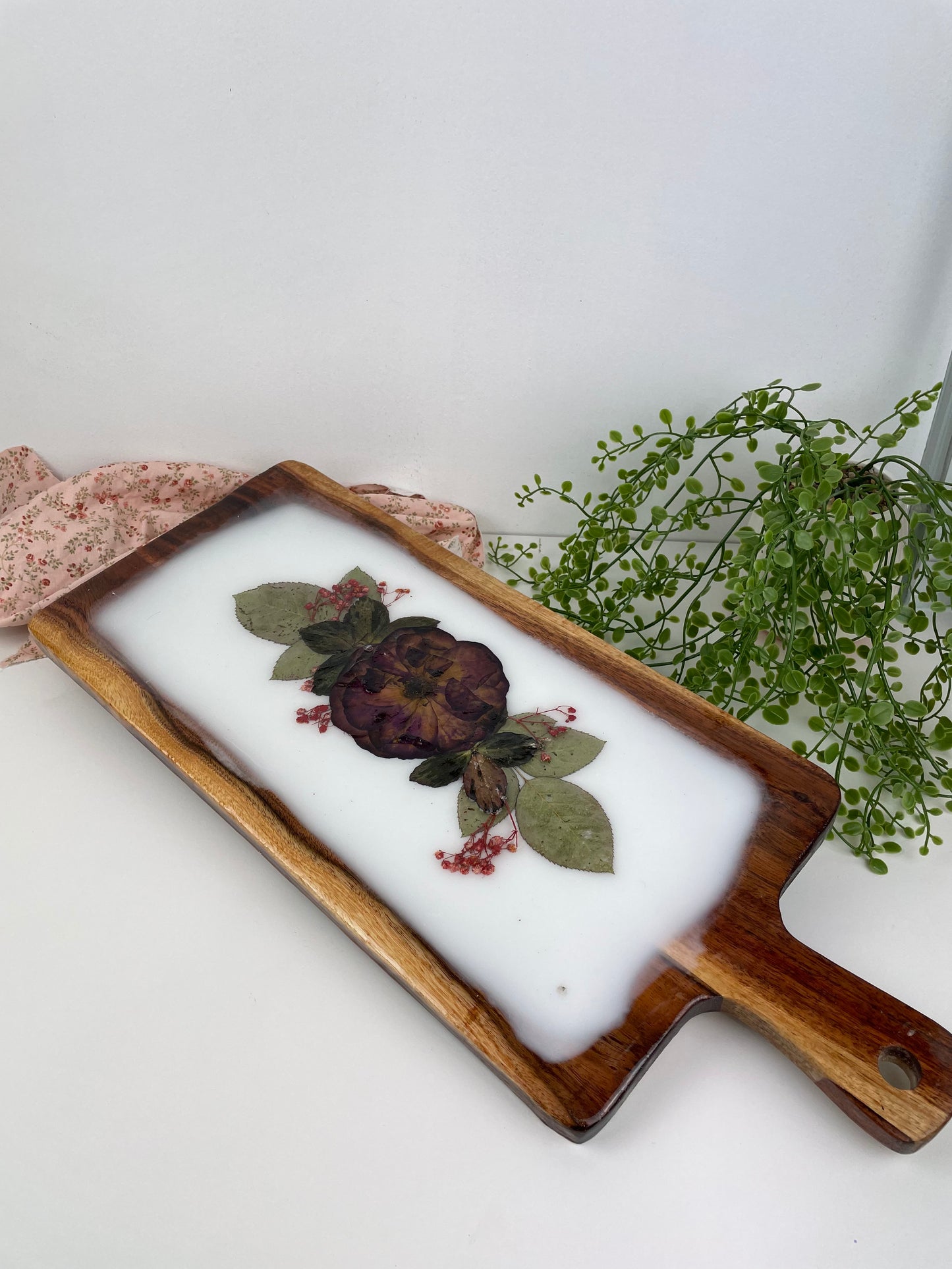 Wooden tray/charcuterie board Pressed flower
