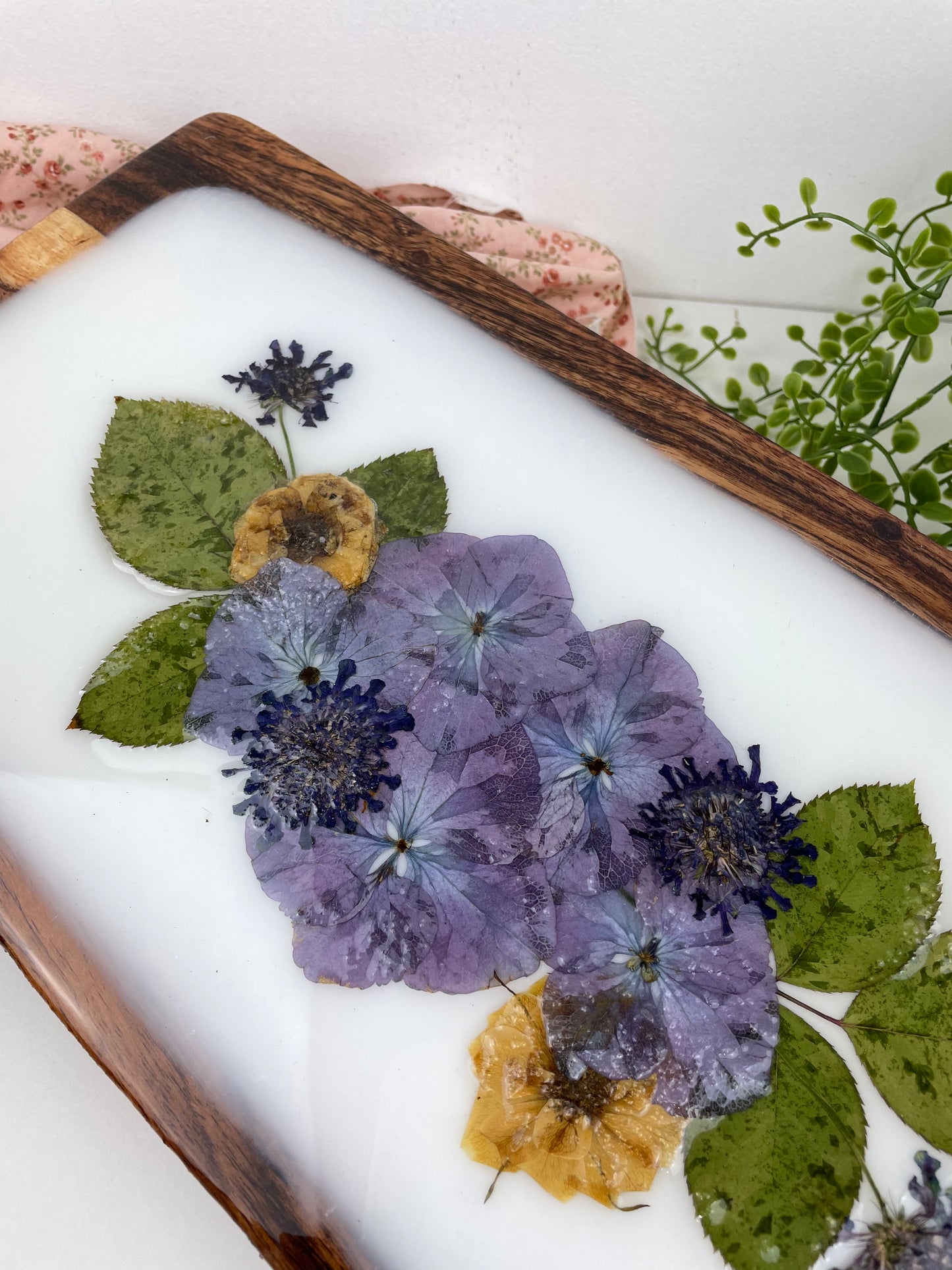 Wooden tray/charcuterie board Pressed flower