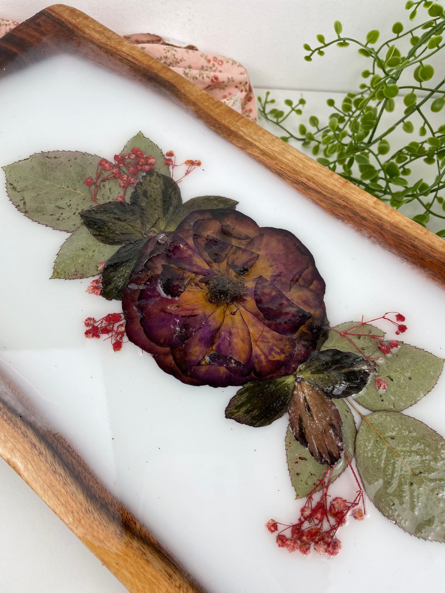 Wooden tray/charcuterie board Pressed flower
