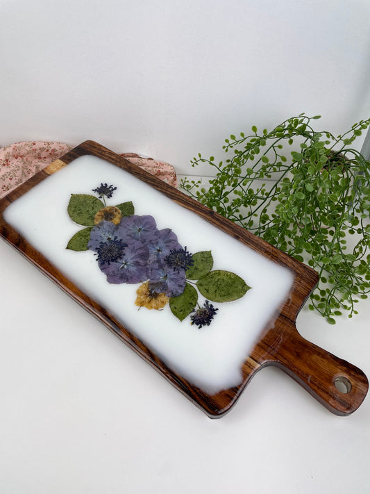 Wooden tray/charcuterie board Pressed flower