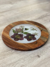 Load image into Gallery viewer, Resin pressed flowers Wooden board
