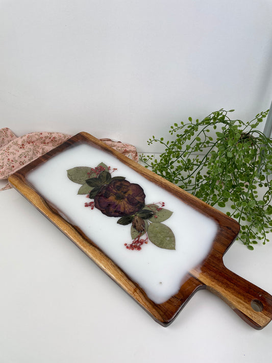 Wooden tray/charcuterie board Pressed flower