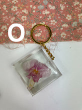 Load image into Gallery viewer, Flower key rings
